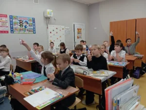 Ученики показывают поделки