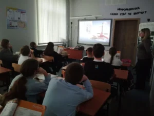 Ученики смотрят ролик