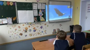 Ученики смотрят видео 