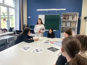 Ученицы проводят игру