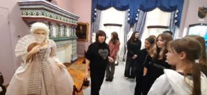 Ученики слушают экскурсовода