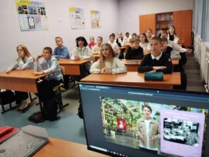 Ученики слушают спикера