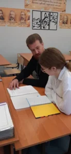 Ученица слушает священнослужителя