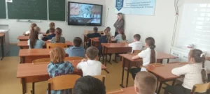 Ученики смотрят ролик 