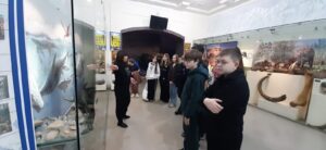 Ученики рассматривают экспонаты