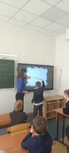 Ученик работает с интерактивной доской 