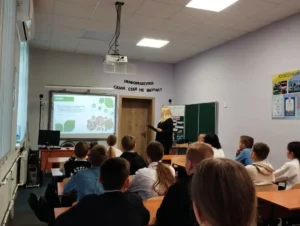 Учитель работает с интерактивной доской