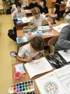 Ученица рисует