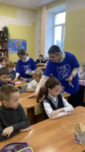 Ученицы раздают задания