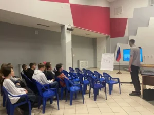 Ученики слушают спикера