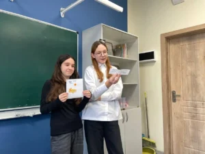 Ученицы показывают карточки