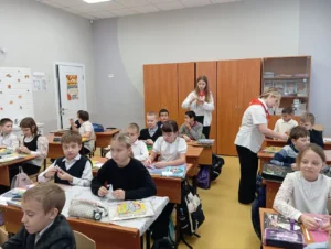 Ученики делают поделки