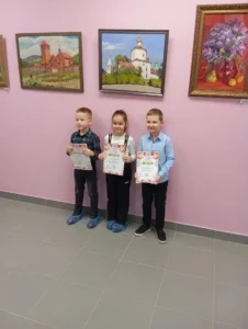 Ученики показывают дипломы