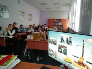 Ученики смотрят видео