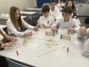 Ученики собирают изделие