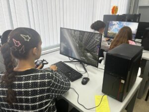 Ученицы работают на компьютере 