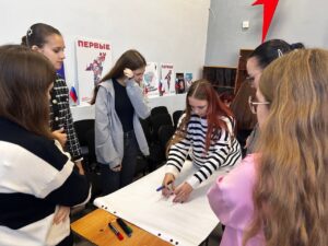 Ученицы выполняют задание