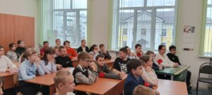 Ученики слушают выступающего