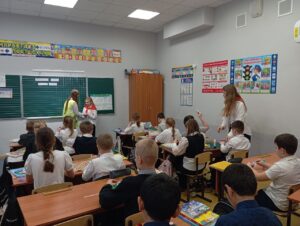 Ученицы помогают младшим школьникам