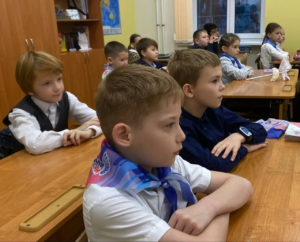 Дети смотрят видеоролик