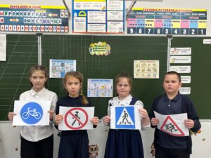 Ученики с дорожными знаками 