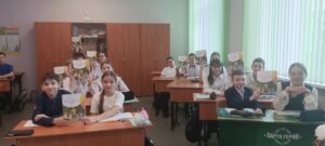 Ученики показывают пособия