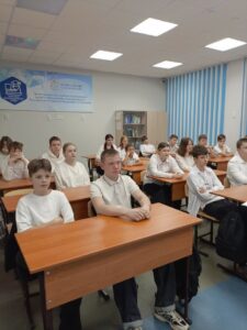 Учащиеся смотрят видеоролик