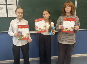 Ученицы показывают грамоты