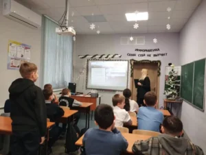 Учитель выступает перед классом