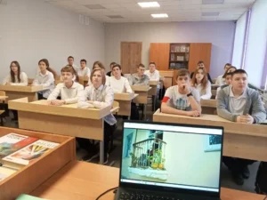 Ученики смотрят фильм