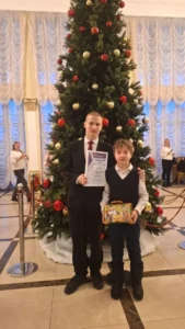 Мальчики держат почётные грамоты