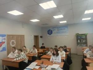 Ученики слушают выступающего