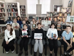 Ученики показывают плакаты