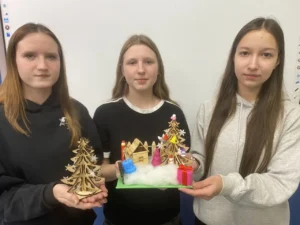 Ученицы показывают проект