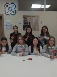 Ученицы показывают гвоздики