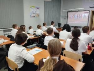 Ученики смотрят видеоролик 