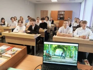 Ученики смотрят видеоролик