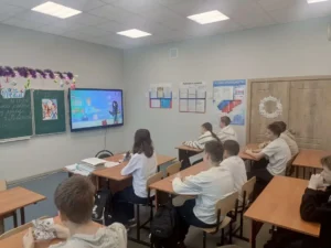 Ученики смотрят ролик