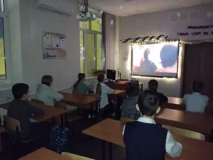 Ученики смотрят ролик