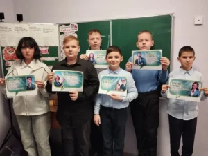 Ученики показывают плакаты
