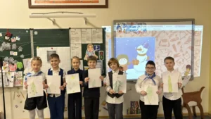 Учащиеся держат рисунки