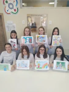 Ученицы показывают рисунки