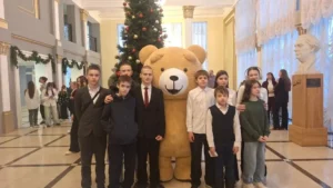 Фото одарённых учеников с медведем