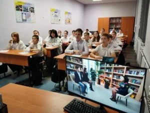 Ученики смотрят видео