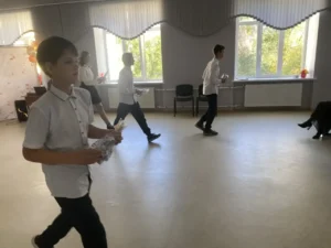 Ученики вручают подарки