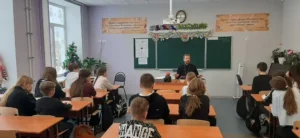 Священнослужитель общается с детьми