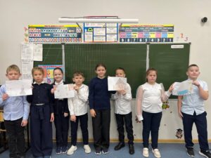 Ученики показывают плакаты