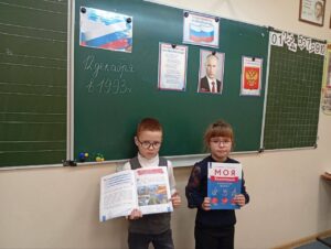 Ученики показывают пособия 