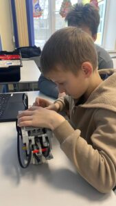 Ученик запускает программу робота