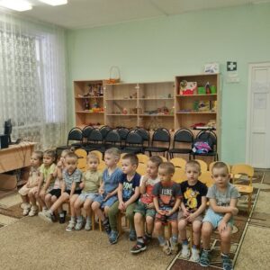 Дети смотрят спектакль